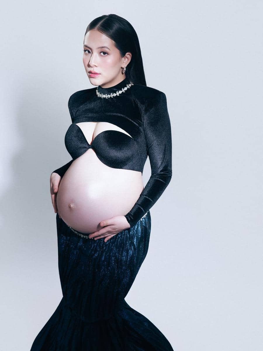 Adhisty Zara berpose untuk foto maternity sambil menonjolkan perut kehamilannya dalam suasana artistik.