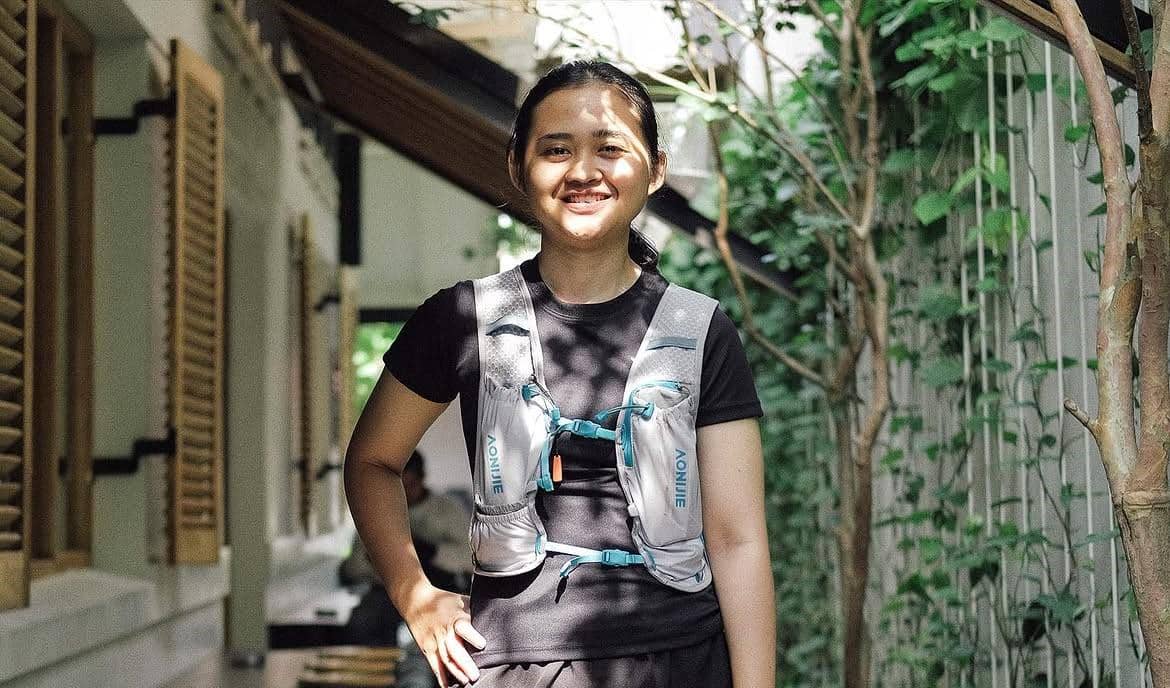 potret seorang pelari sedang berada di Unsur Coffee, Tegalsari-Surabaya