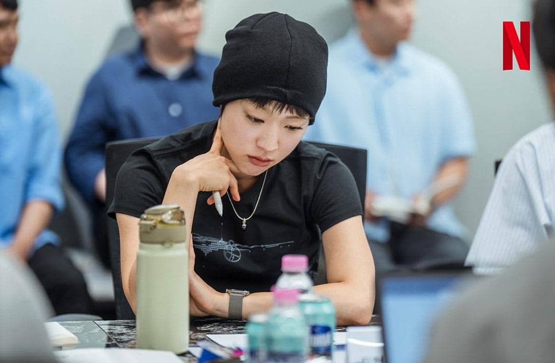 Choi Sung Eun duduk membaca naskah bersama para pemain lain dalam pembacaan naskah drama Granny produksi Netflix.