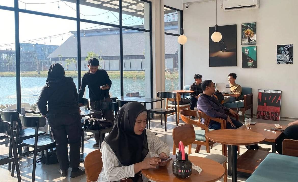 potret para pengunjung bersantai di Kopi Titik Koma Grand Eastern, Surabaya