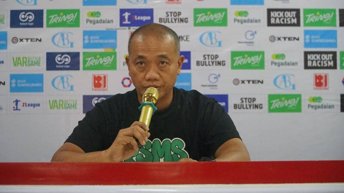 Pelatih PSMS Eko Purdjianto berbicara dalam sesi konferensi pers menjelang pertandingan melawan Sumsel United.