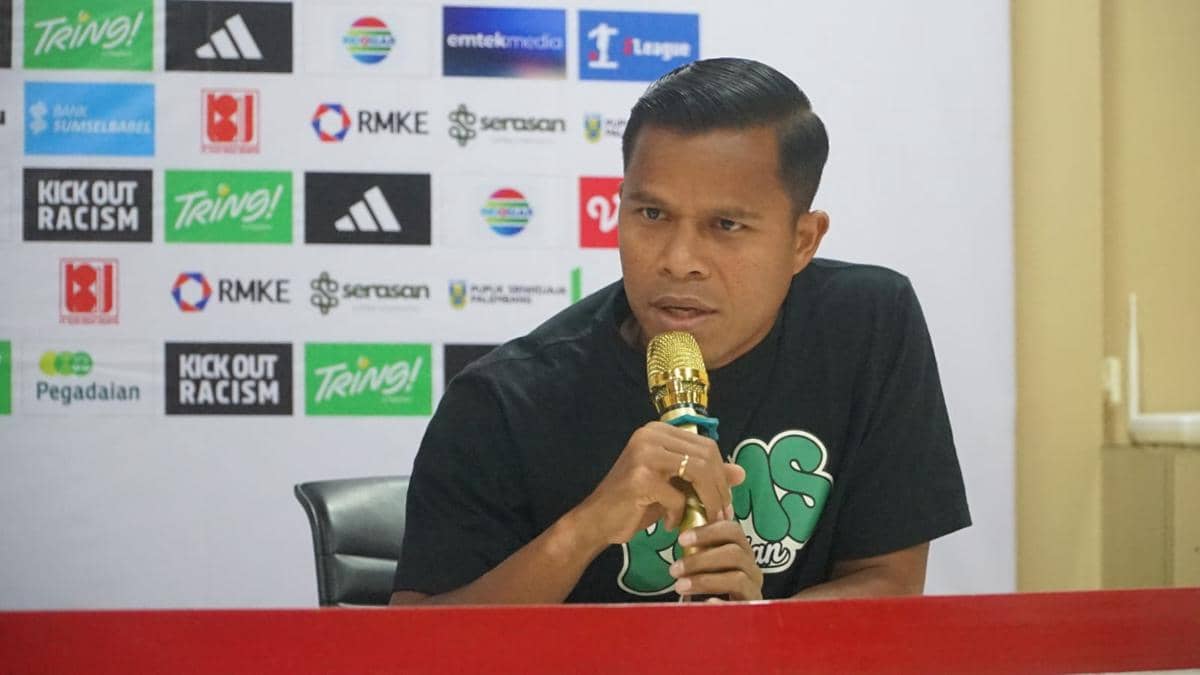 Pemain PSMS Manahati Lestusen berbicara dalam sesi konferensi pers menjelang pertandingan melawan Sumsel United.