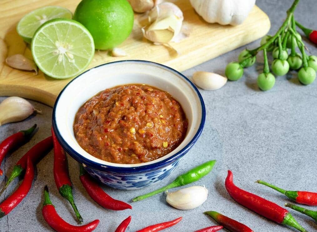 Ilustrasi sambal sebagai pelengkap makanan bercita rasa pedas yang umum disajikan dalam kuliner Indonesia.
