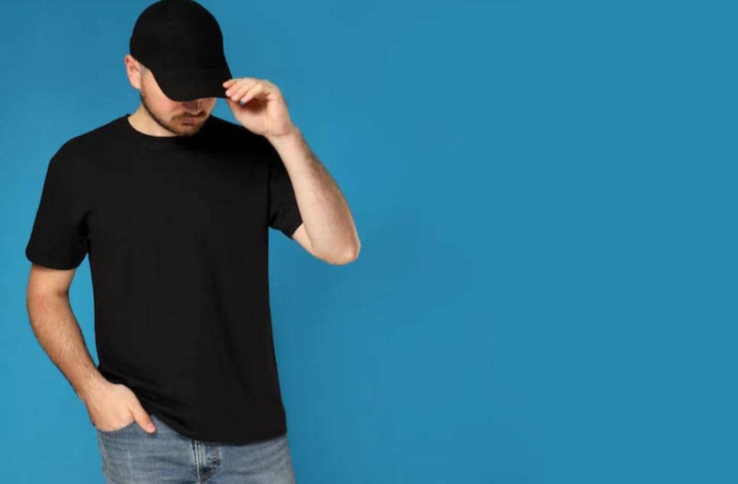 memakai baju warna hitam (magnific.com/atlascompany)