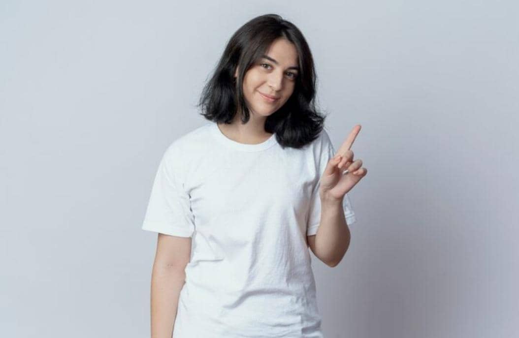 memakai baju warna putih (magnific.com/stockking)