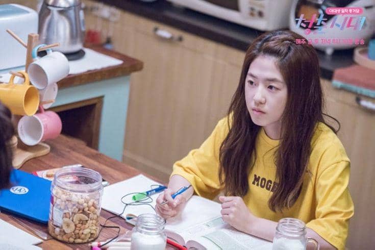 Park Hye Soo tampil dalam adegan drama Korea Age of Youth yang diproduksi dan ditayangkan JTBC di layar.