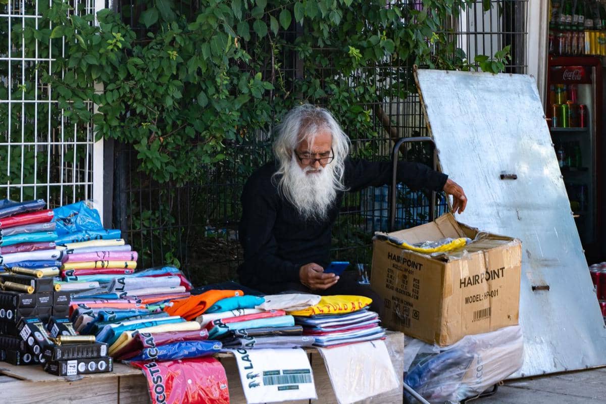 penjual sendirian tanpa pembeli