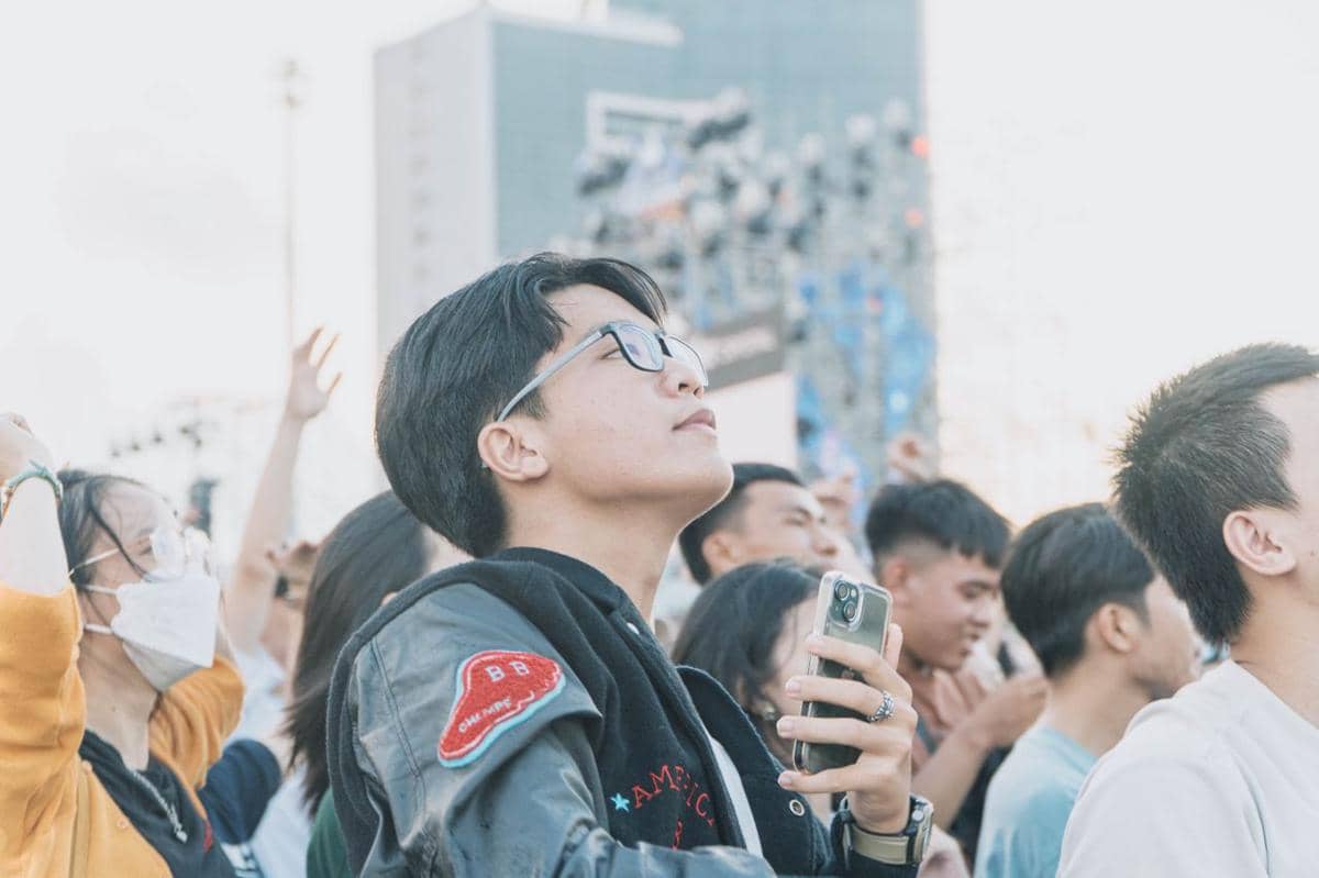 remaja yang menikmati festival musik
