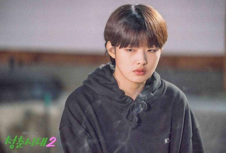 Choi Ara berperan dalam drama Korea Age of Youth 2 produksi JTBC dalam salah satu adegan serial tersebut.