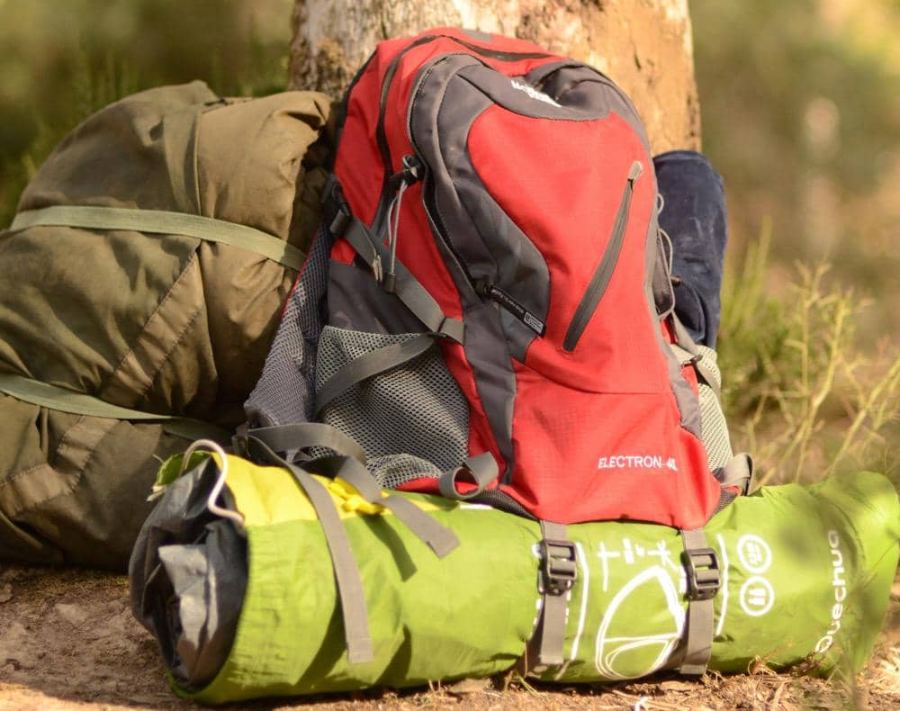 ilustrasi tas dan perlengkapan trekking