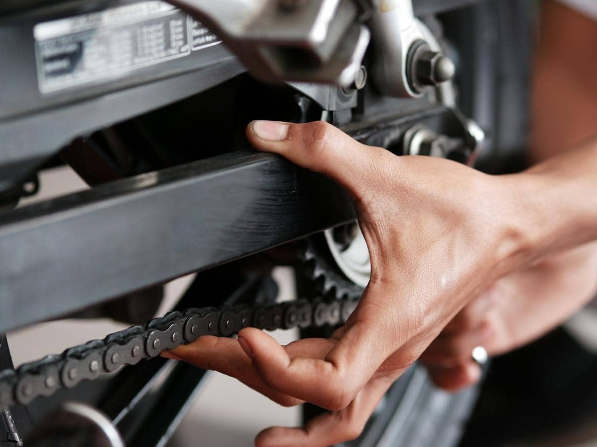 ilustrasi mengatur ketegangan rantai motor