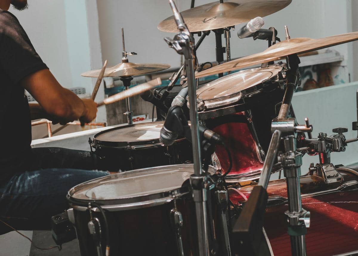 ilustrasi drum akustik