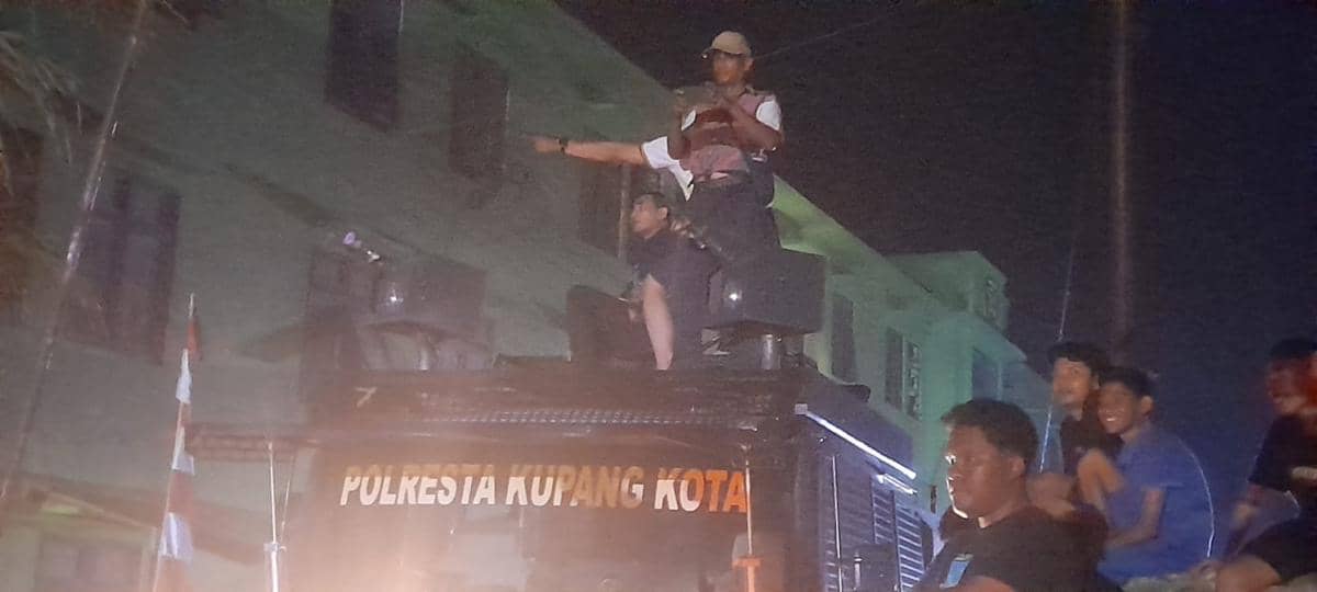 Petugas berupaya memadamkan kobaran api dalam kebakaran yang melanda kompleks asrama TNI AD di Kota Kupang.