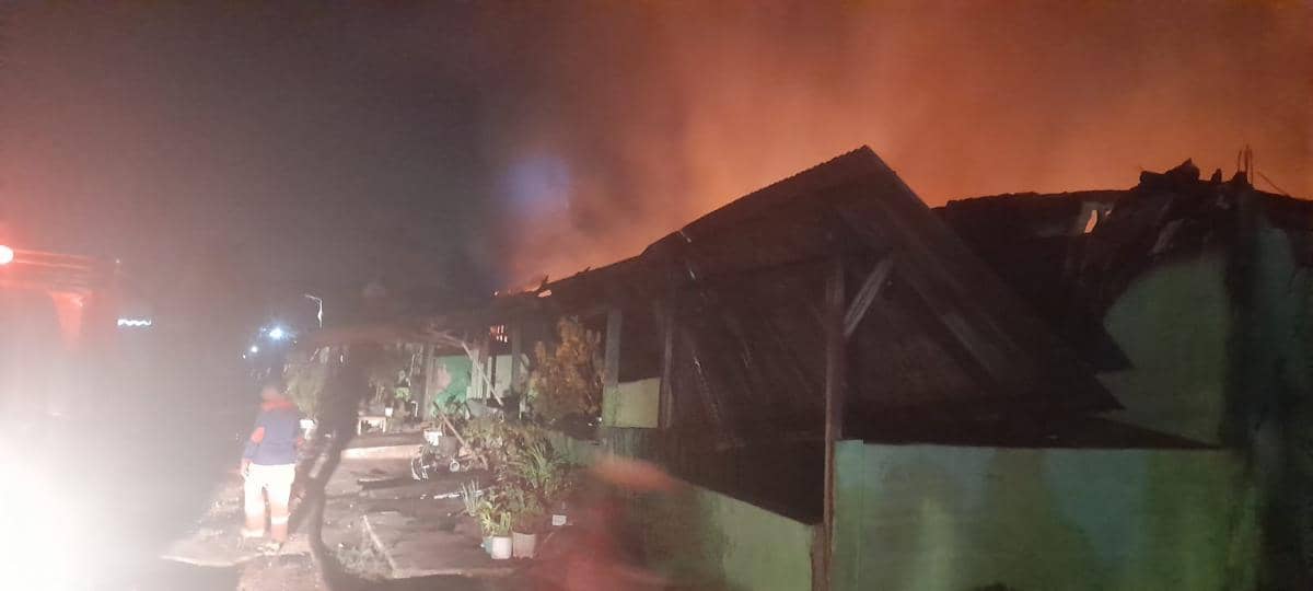 Petugas melakukan upaya pemadaman kebakaran di kompleks asrama TNI AD di Kota Kupang dalam insiden tersebut.