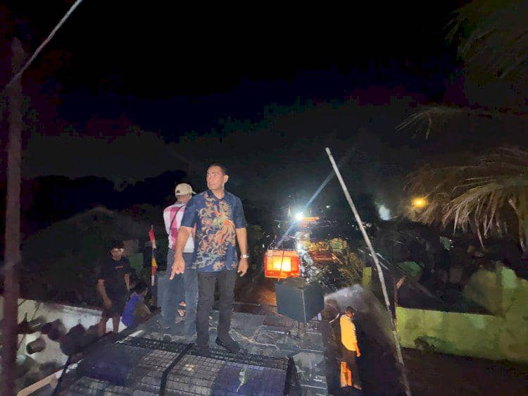 Petugas berupaya memadamkan kebakaran di kompleks asrama TNI AD Kota Kupang menggunakan peralatan pemadam.
