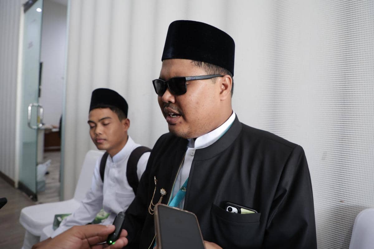 Seorang qori tampil percaya diri di panggung ajang MTQN Semarang, membawa suasana khidmat dalam kompetisi tilawah Al-Quran.