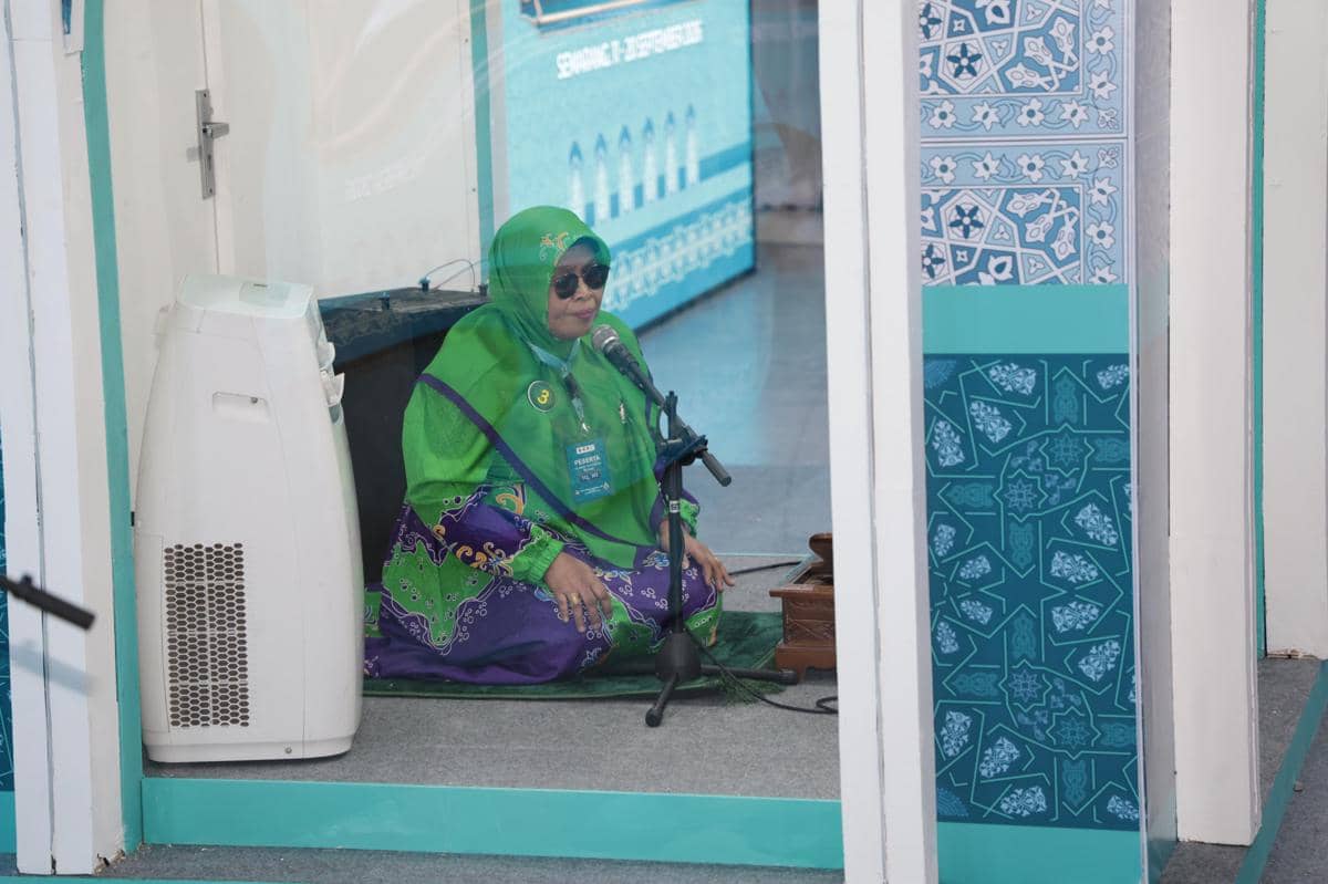 Seorang qoriah tunanetra menjadi peserta dalam kegiatan pembacaan Al-Qur'an yang didokumentasikan Humas Pemprov Jateng.