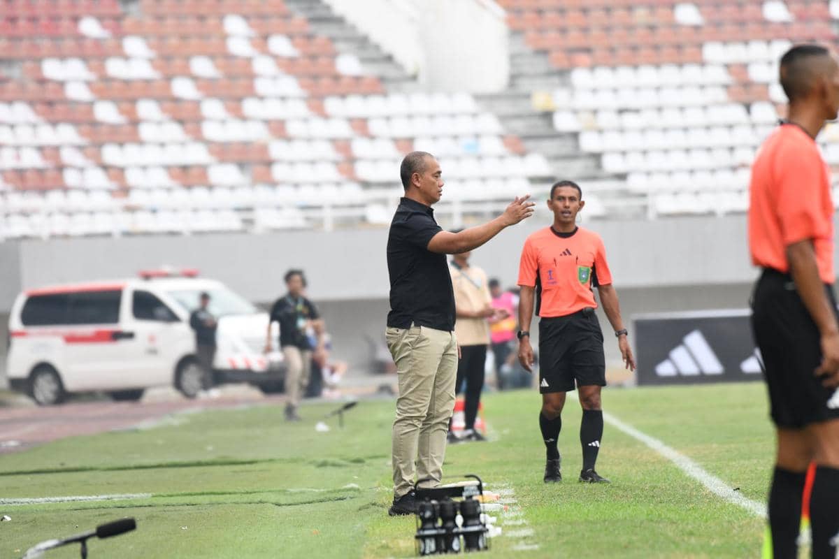 Pelatih PSMS Eko Purdjianto berada di lapangan saat laga melawan Sumsel United di Stadion Gelora Sriwijaya Jakabaring, Palembang.