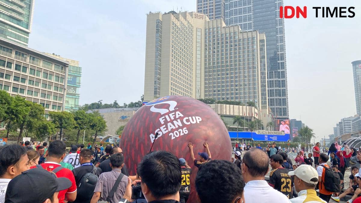 Antusiasnya Masyarakat Ikut Parade Bola dan Trofi FIFA ASEAN CUP di CFD