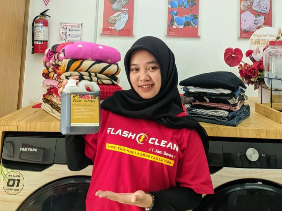 Ilustrasi inovasi pencucian Flash Clean memakai cairan aktif alami Eco-Enzyme dan deterjen High Efficiency (HE).