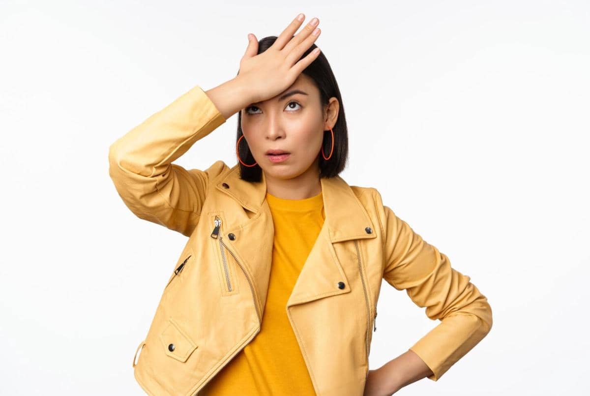 Ilustrasi perempuan pelupa dengan ekspresi bingung, dikelilingi simbol tanda tanya dan catatan pengingat.