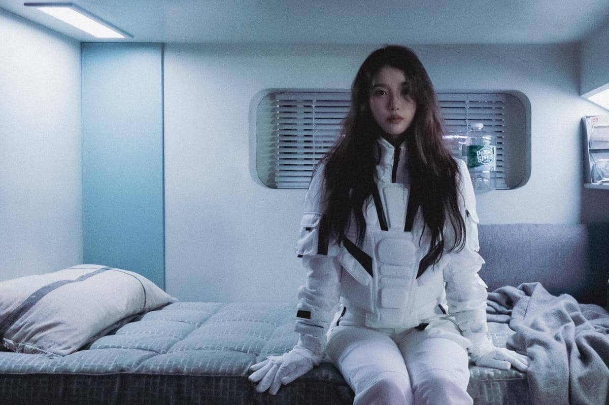 IU dalam pemotretan untuk Unknown Planet yang dibagikan melalui akun X resmi miliknya, @_IUofficial.