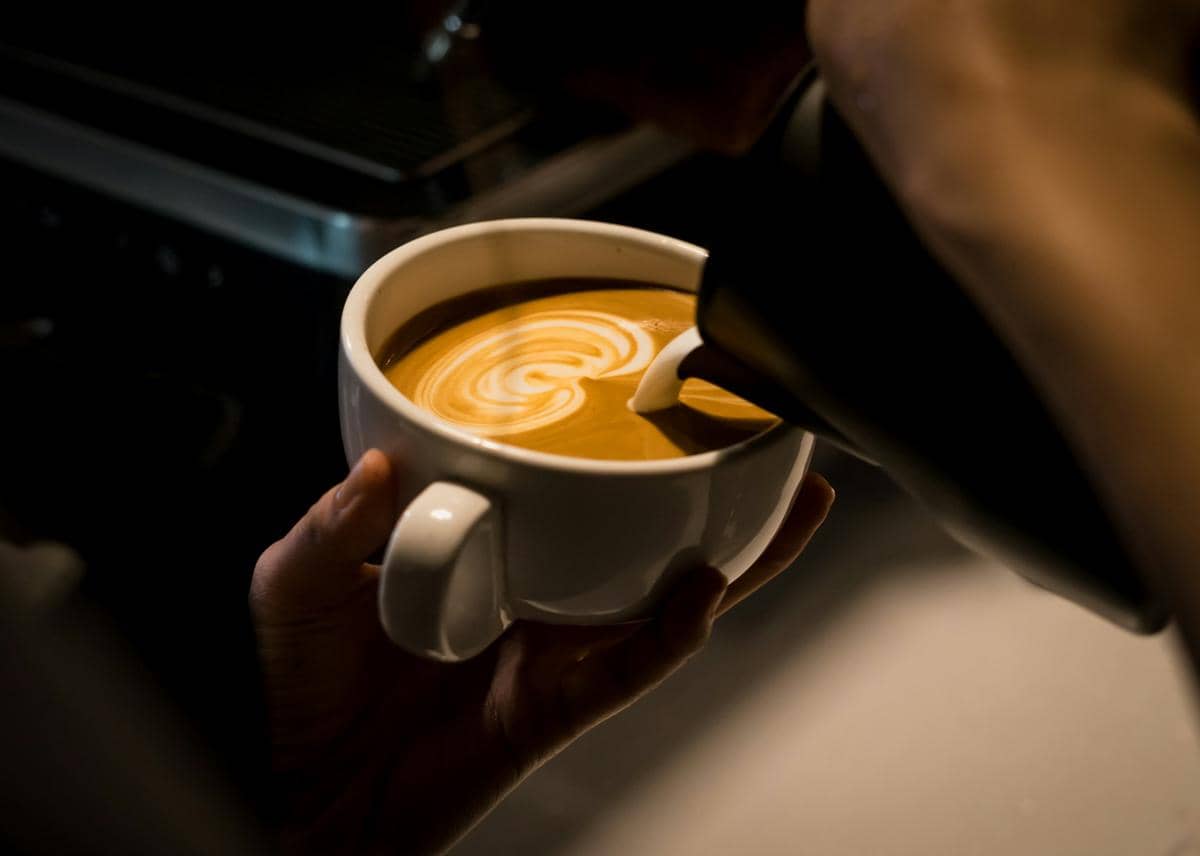 ilustrasi membuat latte