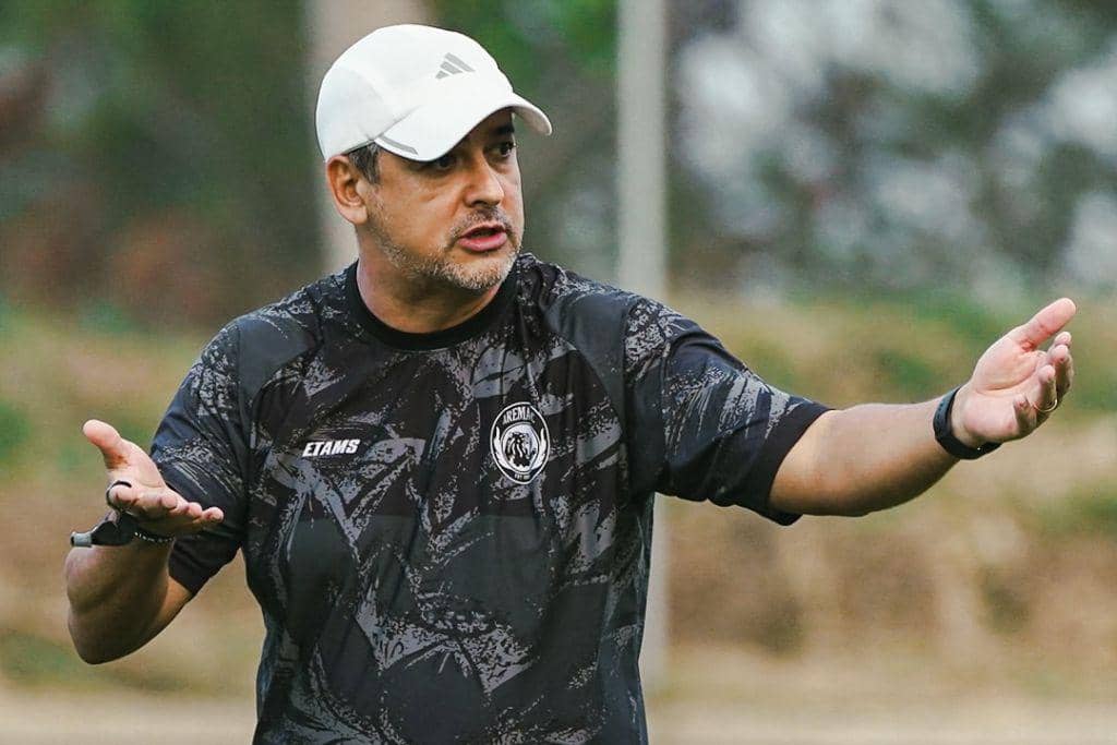 Pelatih Arema FC Malang, Marcos Santos, saat memimpin sesi latihan.