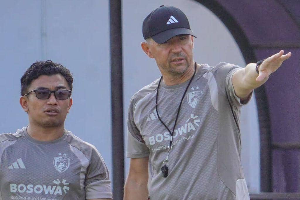 Pelatih PSM Makassar, Darije Kalezic (kanan), saat memimpin sesi latihan di Stadion Kalegowa.
