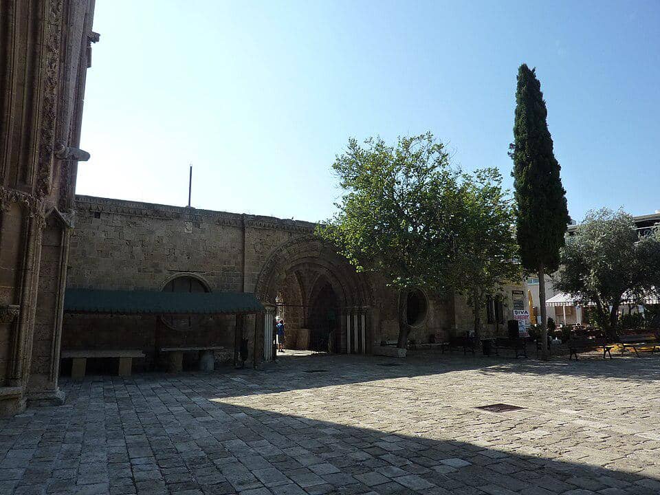 Pemandangan pelataran Masjid Lala Mustafa Pasha.