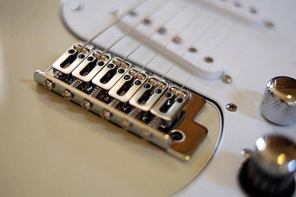 ilustrasi tremolo bridge