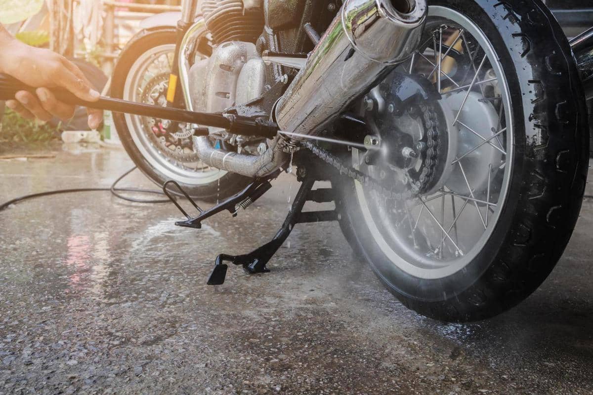 ilustrasi membilas rantai motor