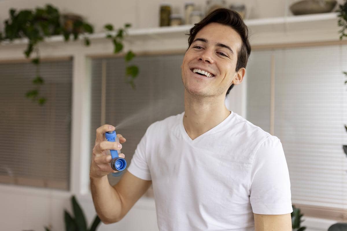 5 Cara Membuat Parfum Tahan Lama Saat Cuaca Panas, Layering!