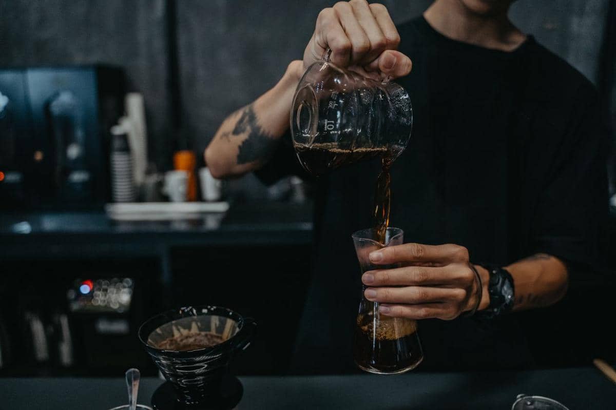 ilustrasi proses menyeduh single origin oleh roaster