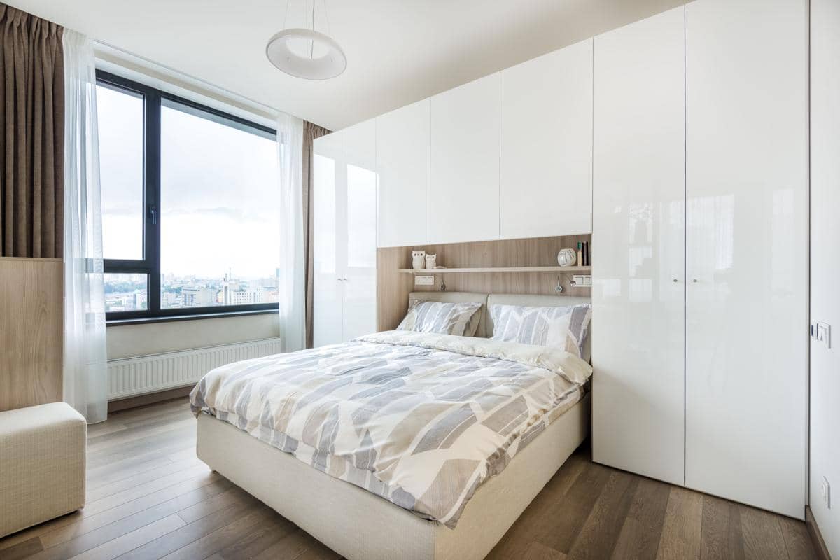 Lemari pakaian di kamar tidur