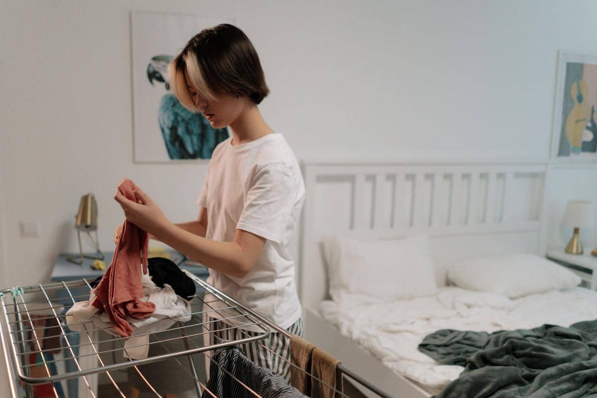 Perempuan membersihkan kamar
