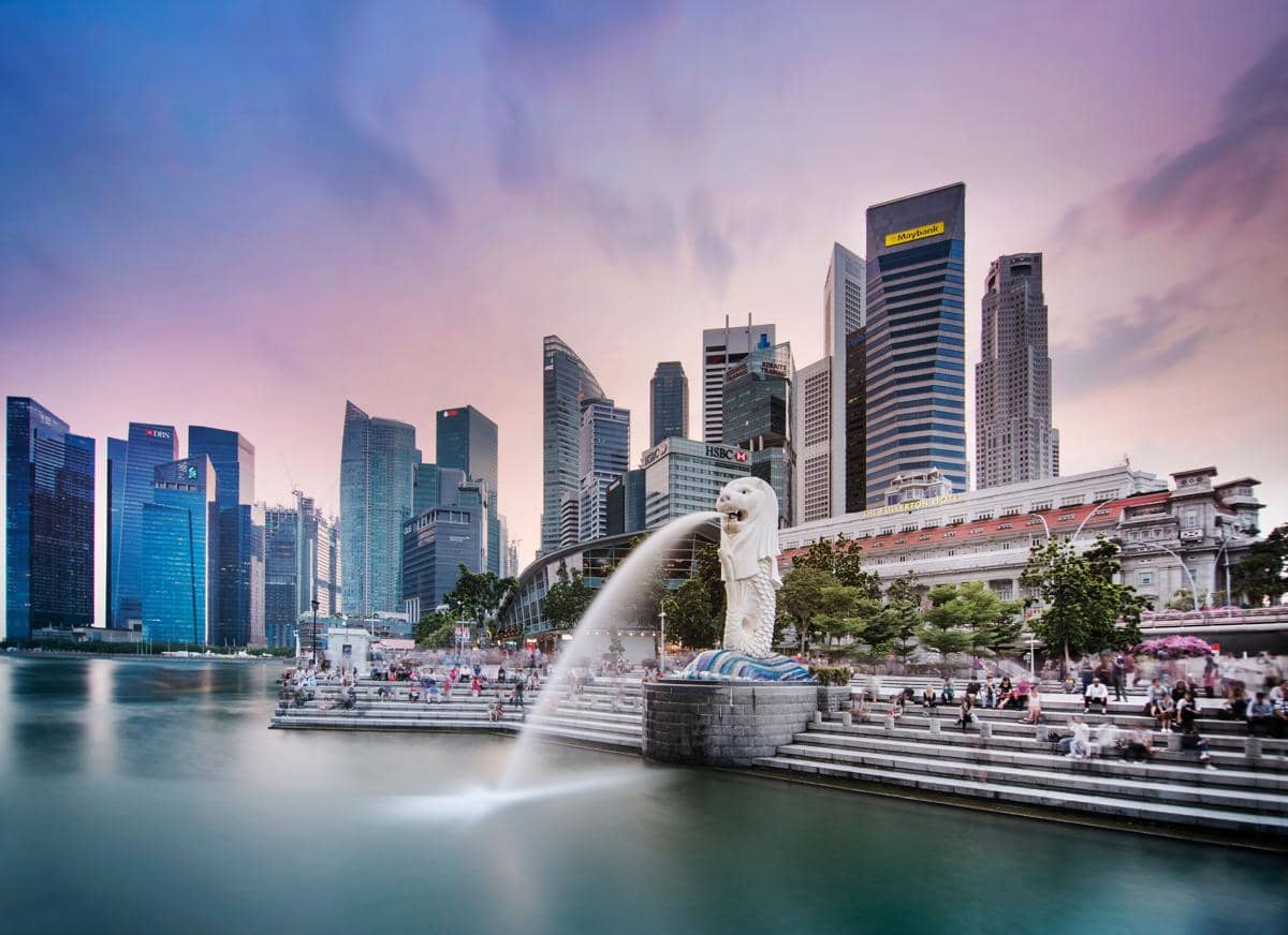 Potret patung ikonis Merlion dan gedung pencakar langit di Singapura.