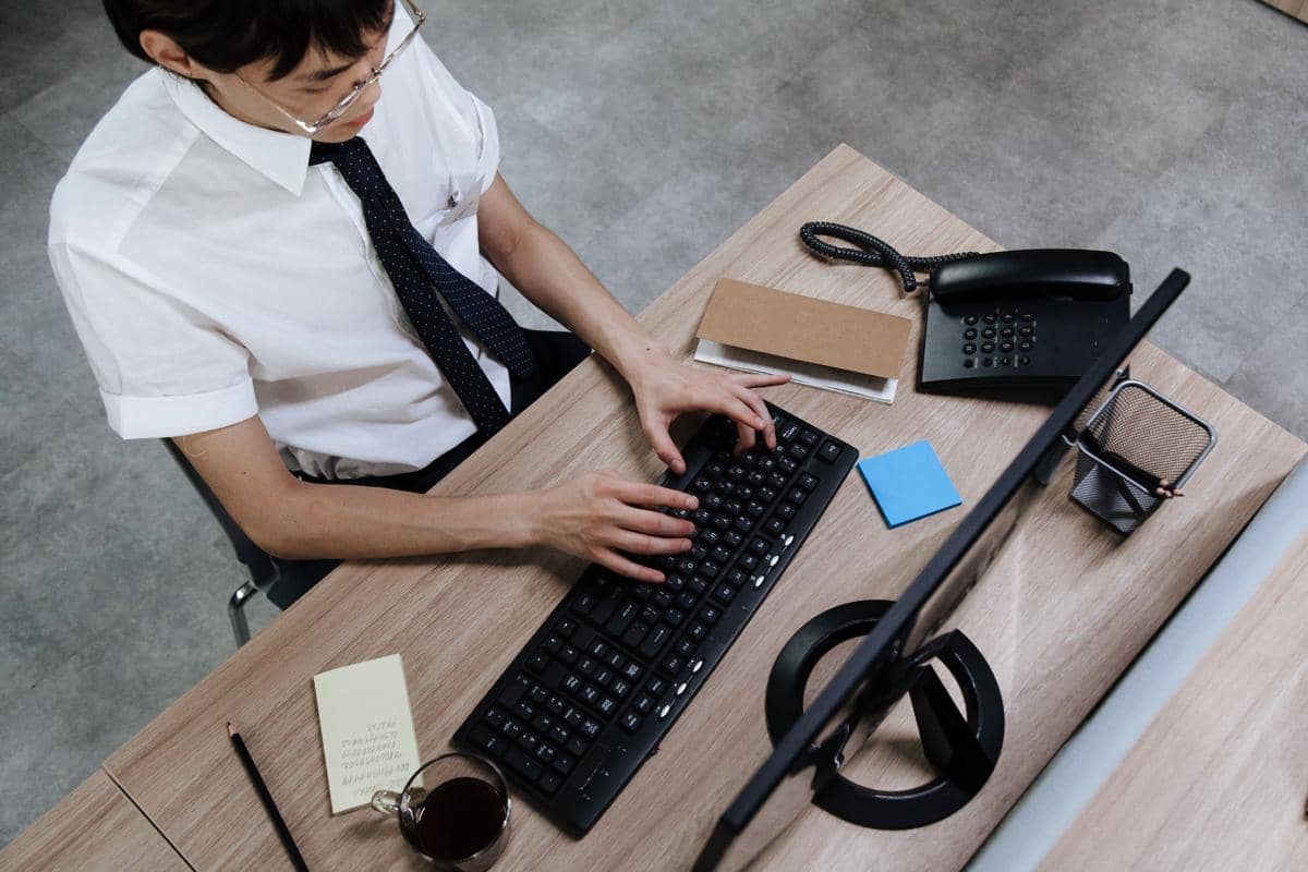 Pria bekerja di kantor