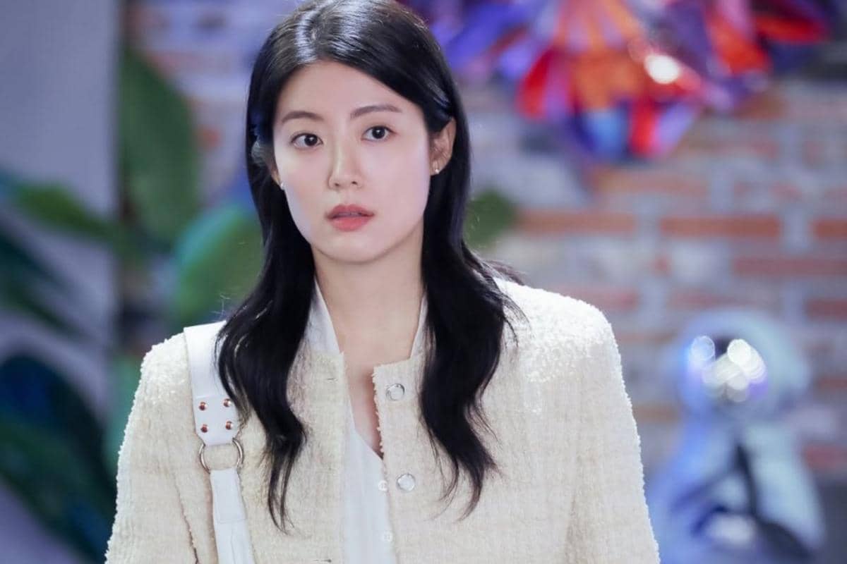 Still cut Make Me Tingle