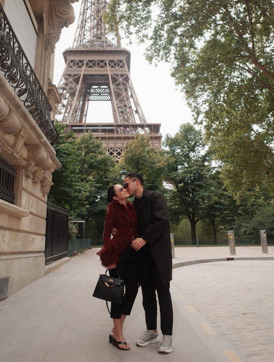 Merdi Octavia dan suami jalan-jalan di Paris