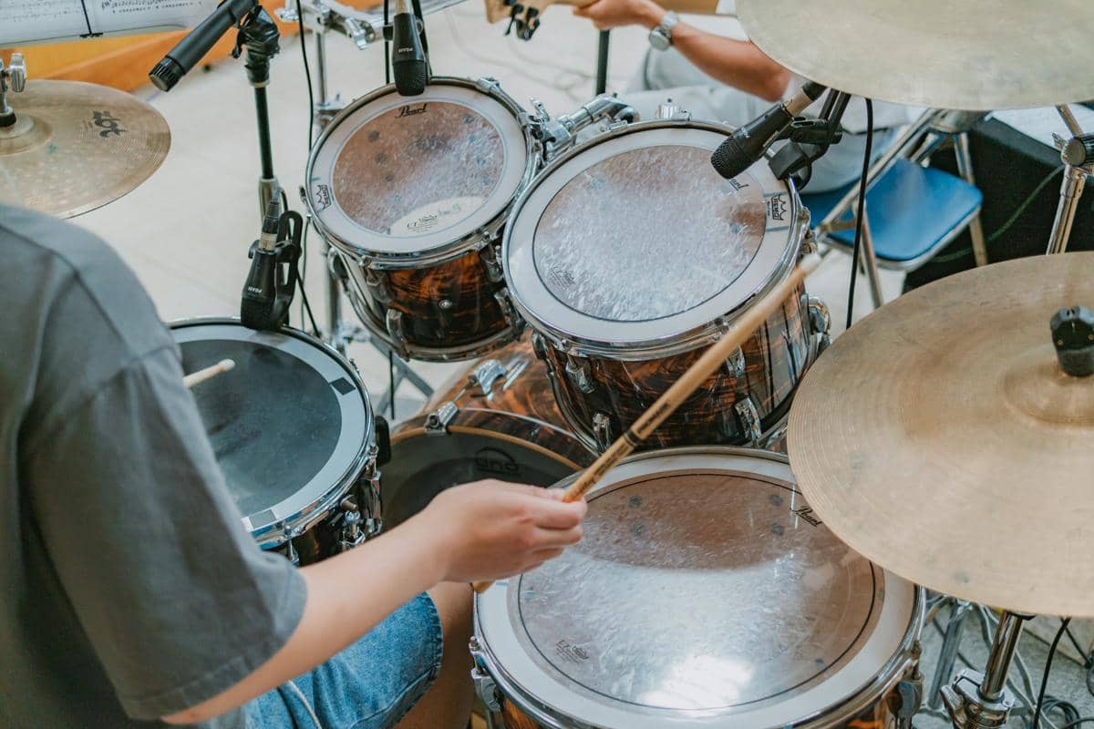 ilustrasi drum akustik