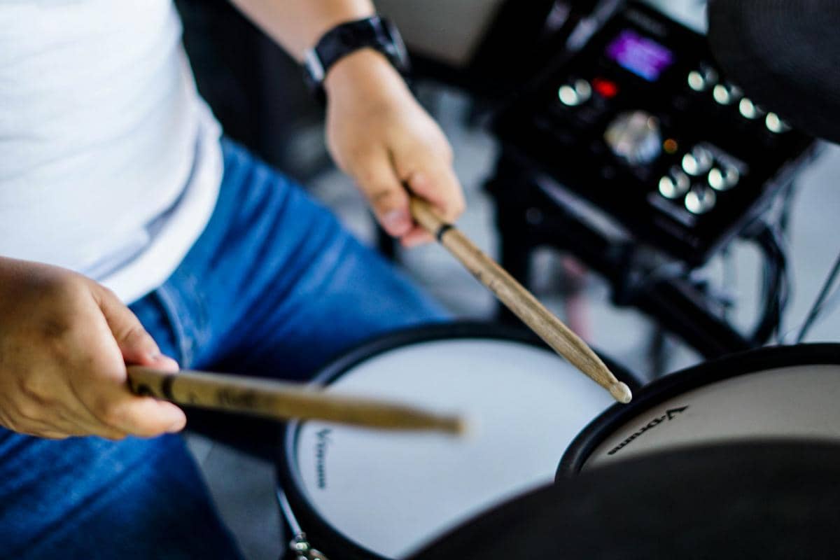 5 Perbedaan Drum Akustik dan Elektrik, Mana yang Cocok untuk Pemula?