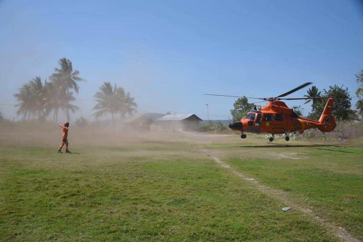 Tim SAR saat melakukan evakuasi korban gempa di Flores, NTT. (Dok. Basarnas)