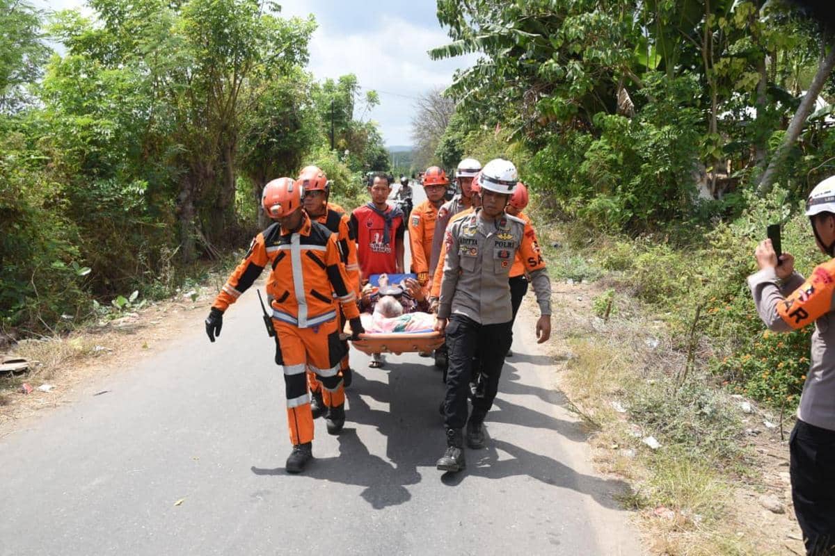 Tim SAR saat melakukan evakuasi korban gempa di Flores, NTT. (Dok. Basarnas)