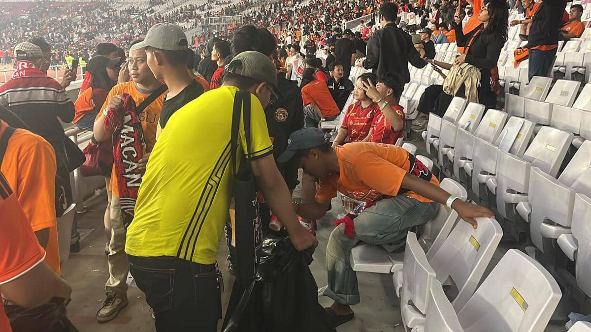 The Jakmania bersihkan tribun usai laga Persija vs Persib di Stadion Utama Gelora Bung Karno (SUGBK) (dok.Infokom the Jakmania)