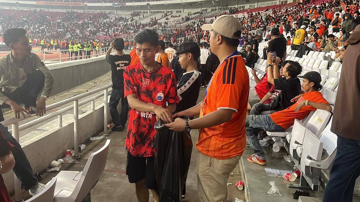 Tiru Jepang, The Jakmania Bersihkan Tribun SUGBK Usai Persija vs Persib