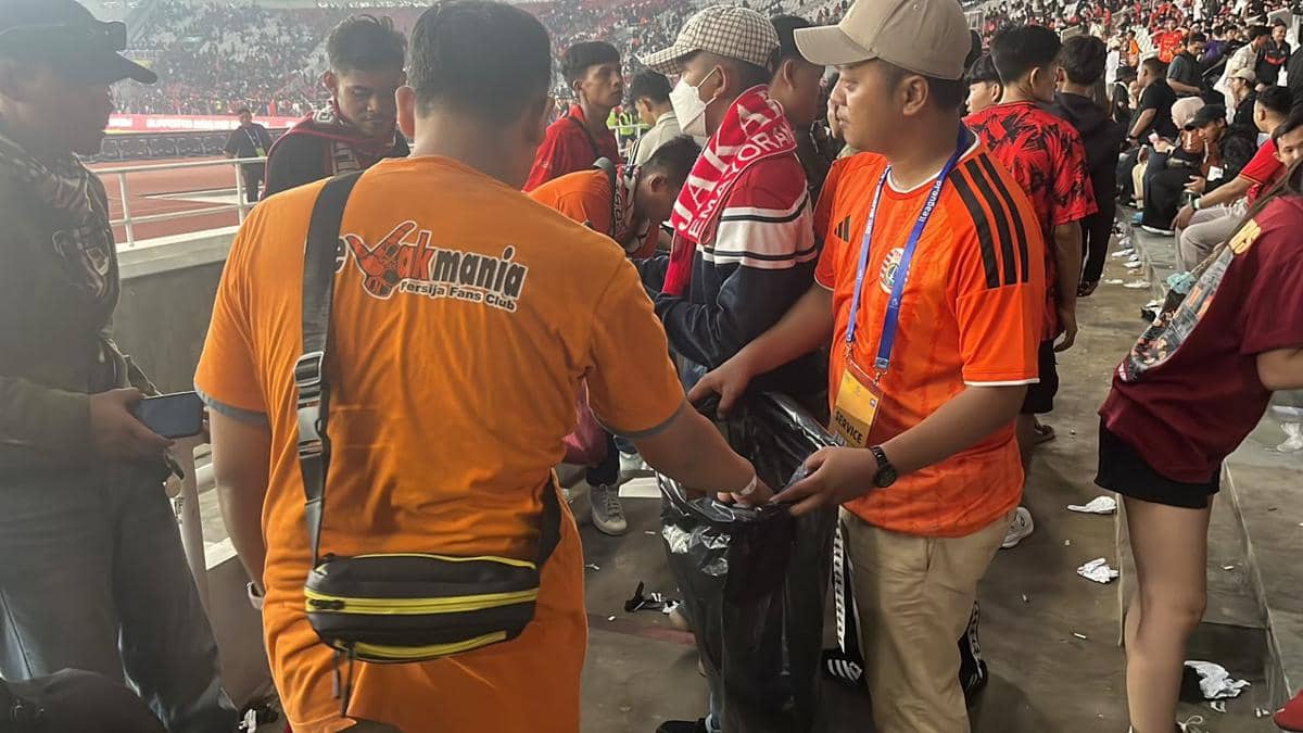 The Jakmania bersihkan tribun usai laga Persija vs Persib di Stadion Utama Gelora Bung Karno (SUGBK) (dok.Infokom the Jakmania)
