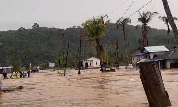 [BREAKING] Tapteng Diterjang Banjir, Ketinggian Air hingga Setengah Meter