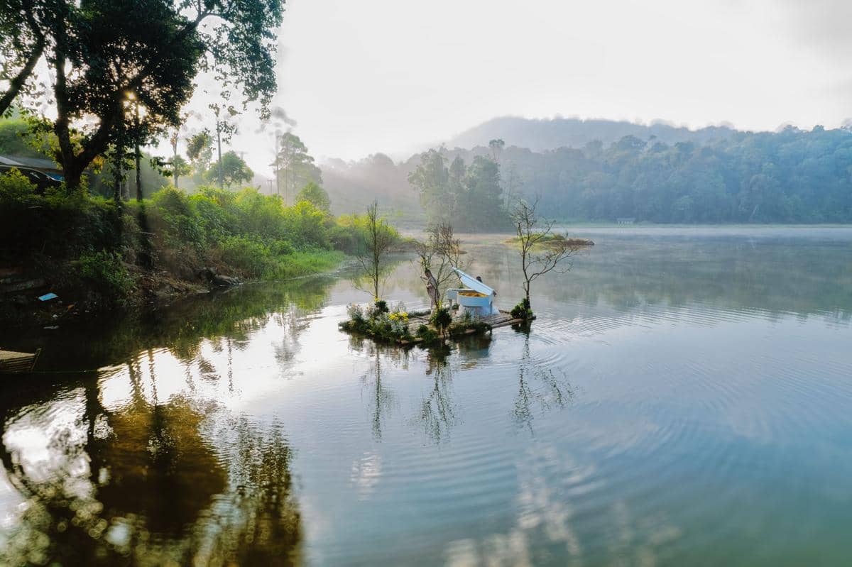 ilustrasi danau
