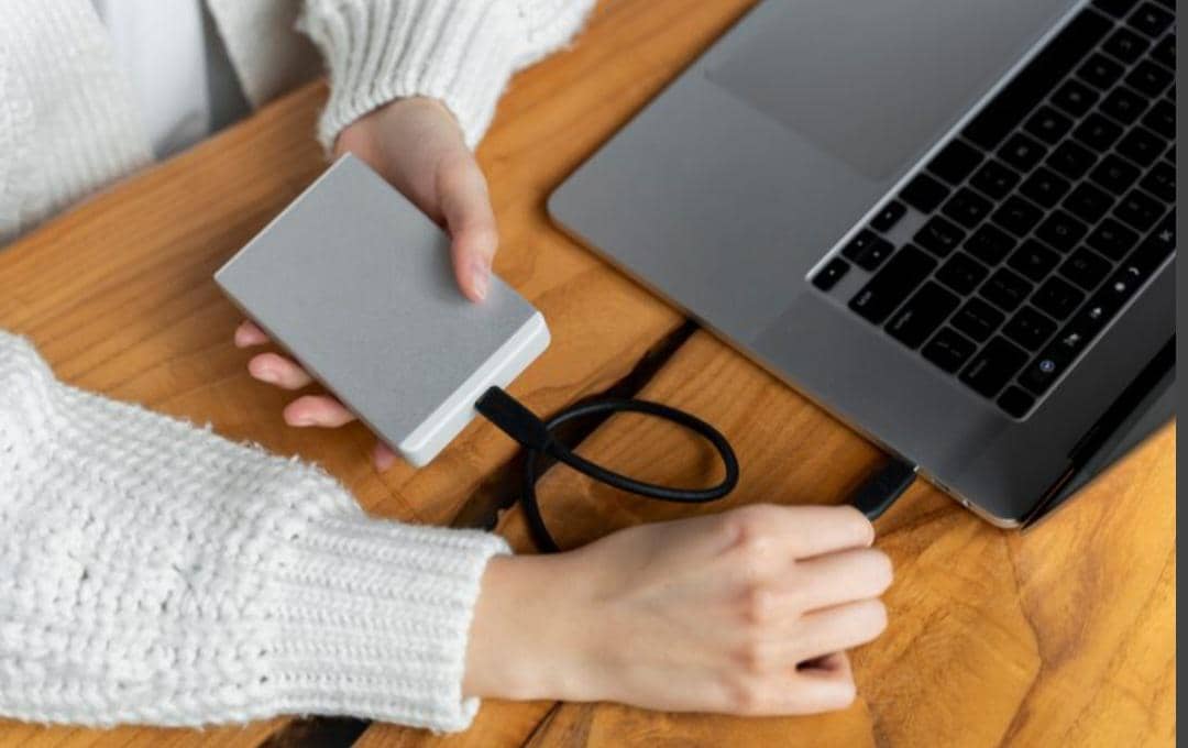 ilustrasi mencabut charger laptop (magnific.com/magnific)